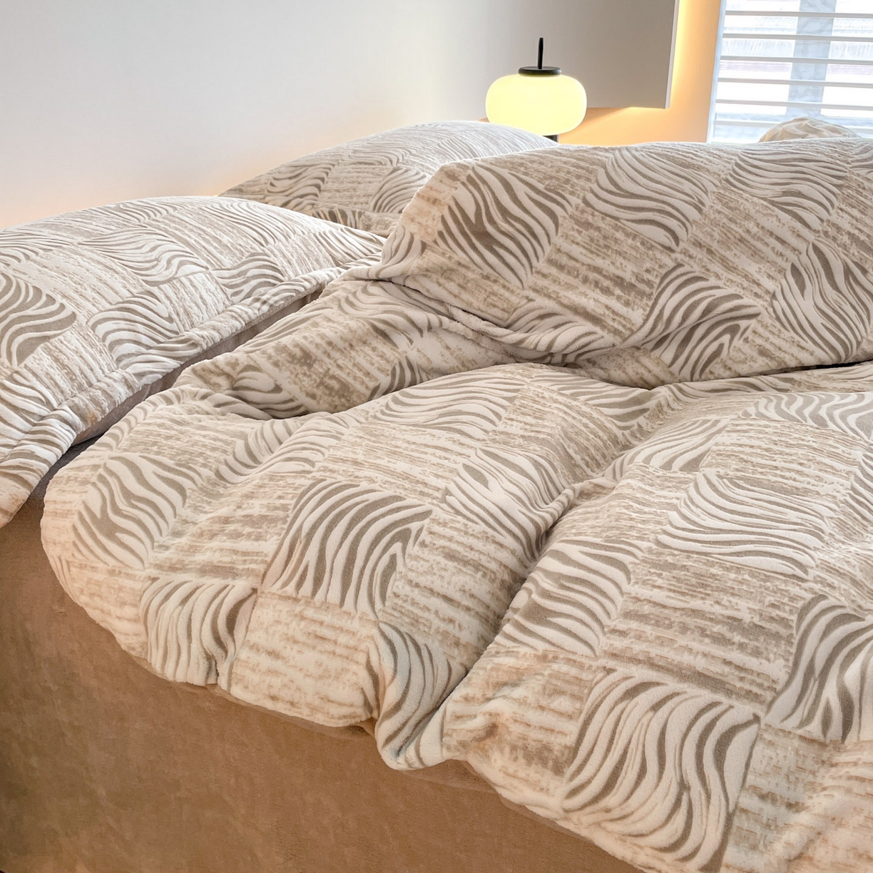 91家纺网 家纺一手货源 找家纺 居易简 2025新款A类高克重牛奶绒立体浮雕四件套 斑马暖咖