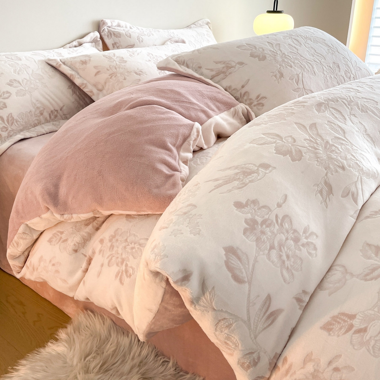 91家纺网 家纺一手货源 找家纺 居易简 2025新款A类高克重牛奶绒立体浮雕四件套 花季-粉