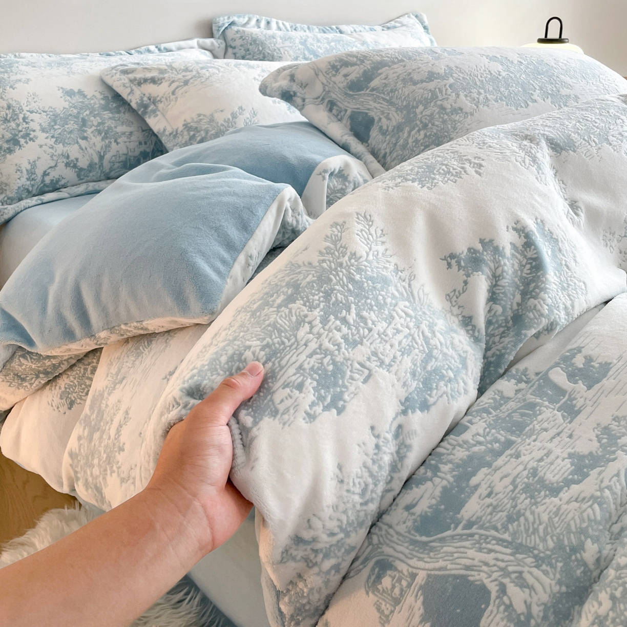 91家纺网 家纺一手货源 找家纺 居易简 2025新款A类高克重牛奶绒立体浮雕四件套 云木-蓝