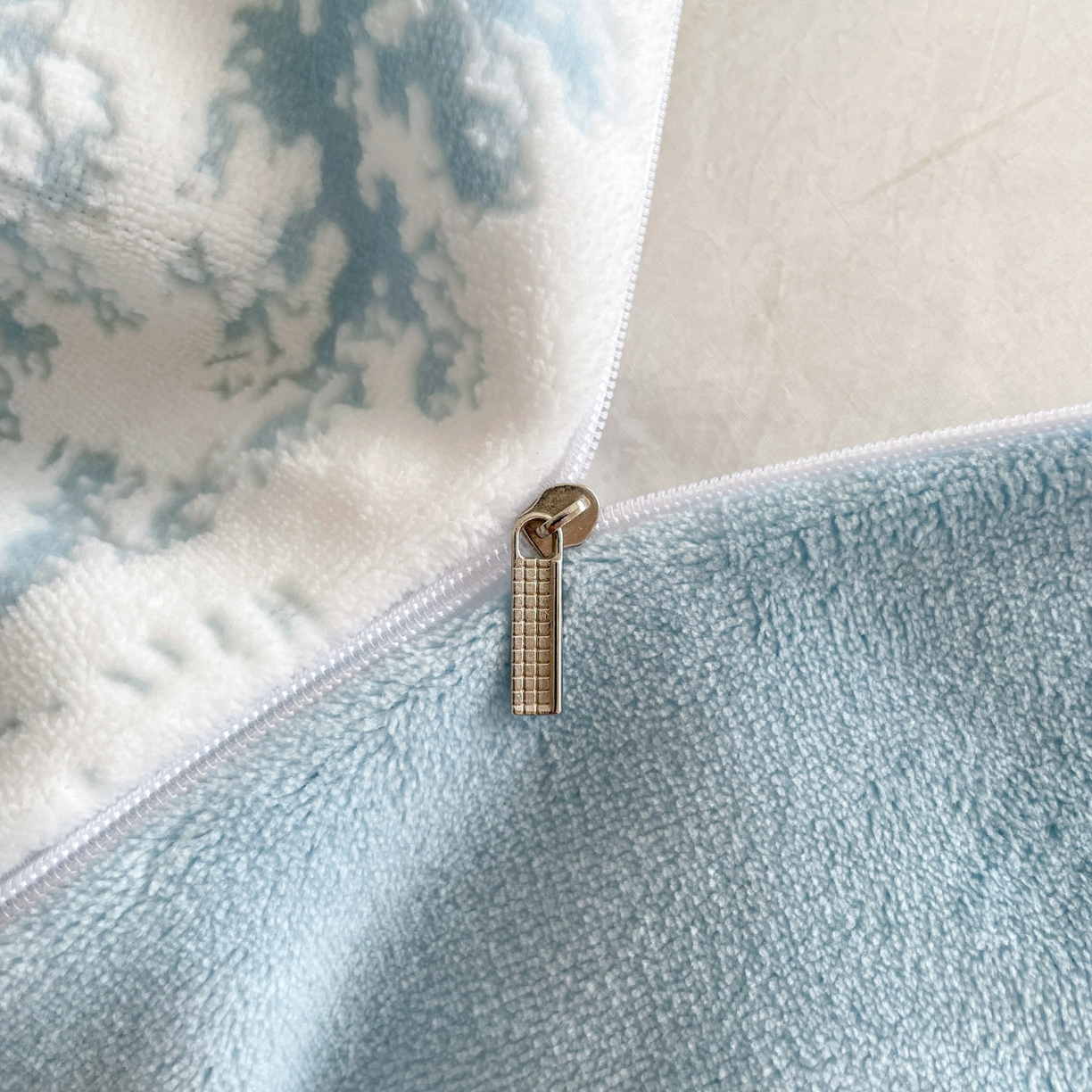 91家纺网 家纺一手货源 找家纺 居易简 2025新款A类高克重牛奶绒立体浮雕四件套 云木-蓝