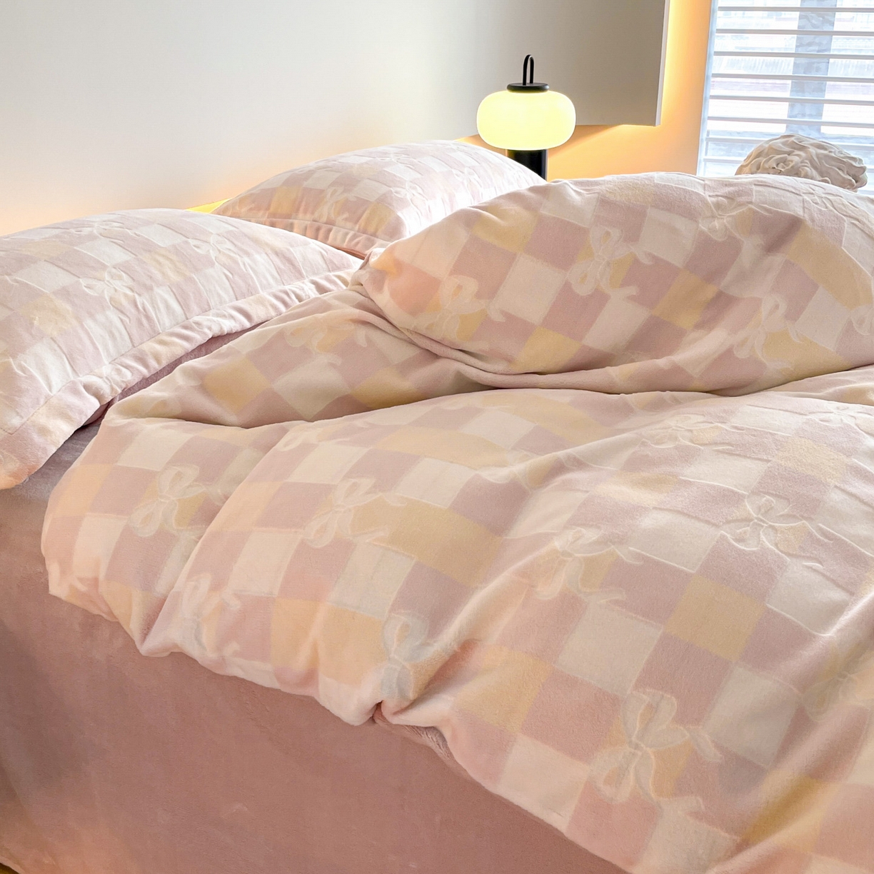 91家纺网 家纺一手货源 找家纺 居易简 2025新款A类高克重牛奶绒立体浮雕四件套 方格蝴蝶