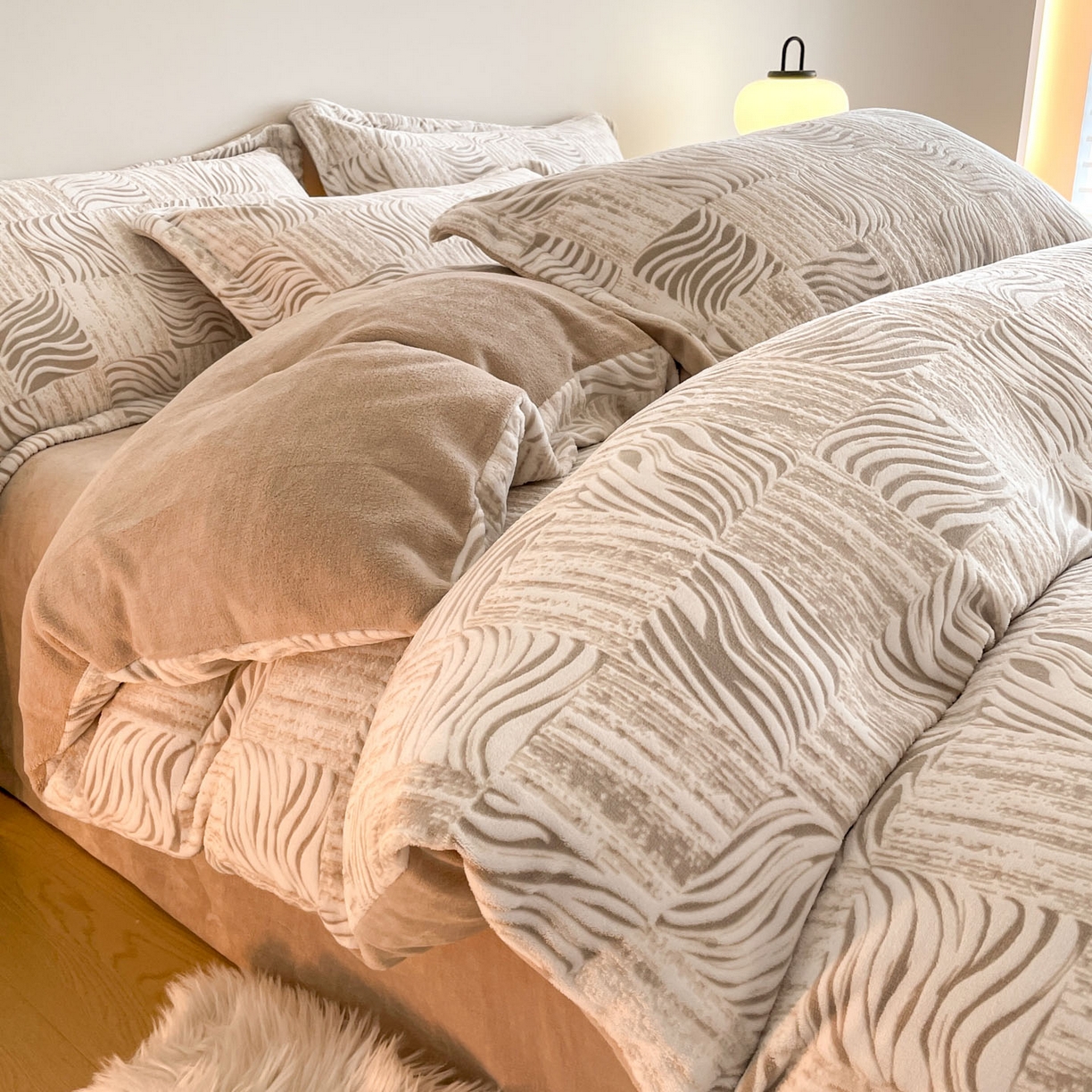 91家纺网 家纺一手货源 找家纺 居易简 2025新款A类高克重牛奶绒立体浮雕四件套 斑马暖咖