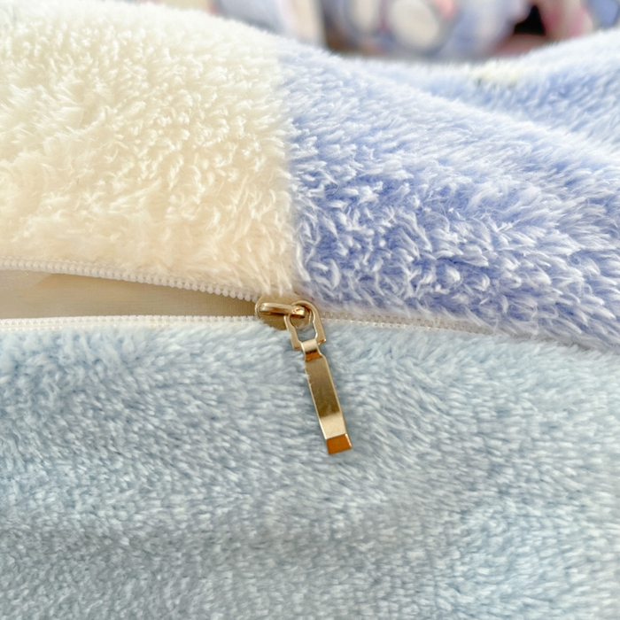 91家纺网 家纺一手货源 找家纺 川悦生活 2025新款立体雪花绒印花大床四件套系列二场景一 小喵甜心