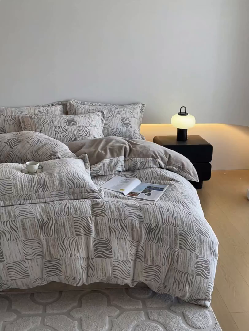 91家纺网 家纺一手货源 找家纺 居易简 2025新款A类高克重牛奶绒立体浮雕四件套 斑马暖咖