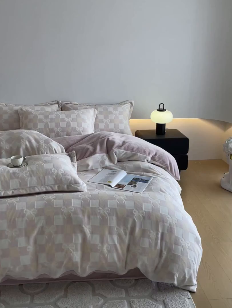 91家纺网 家纺一手货源 找家纺 居易简 2025新款A类高克重牛奶绒立体浮雕四件套 方格蝴蝶