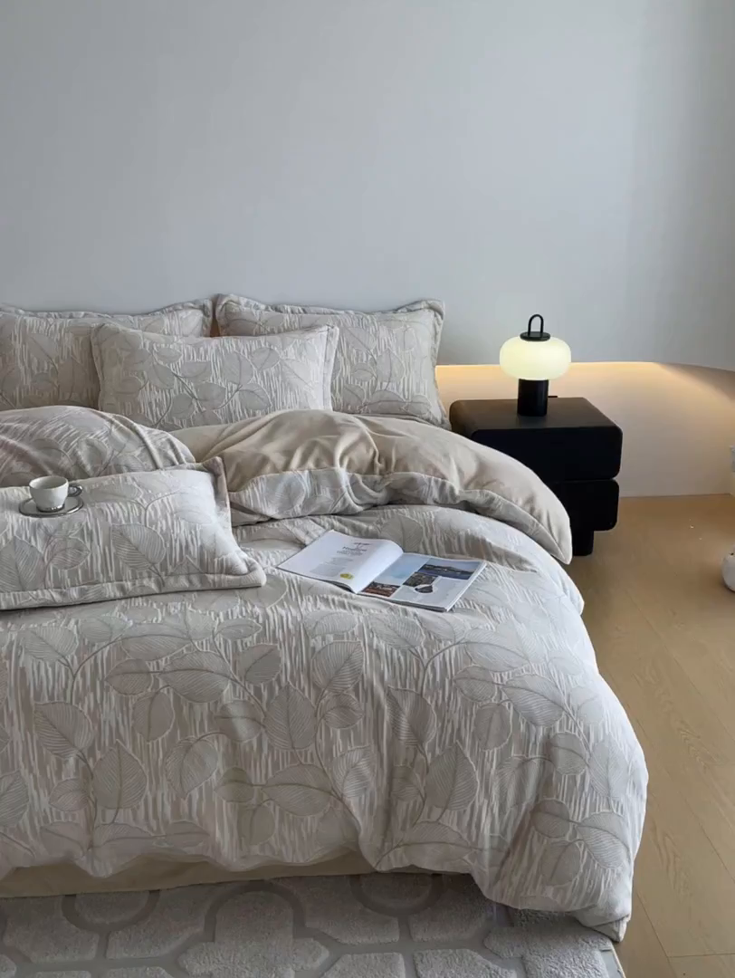 91家纺网 家纺一手货源 找家纺 居易简 2025新款A类高克重牛奶绒立体浮雕四件套 仲夏晨歌