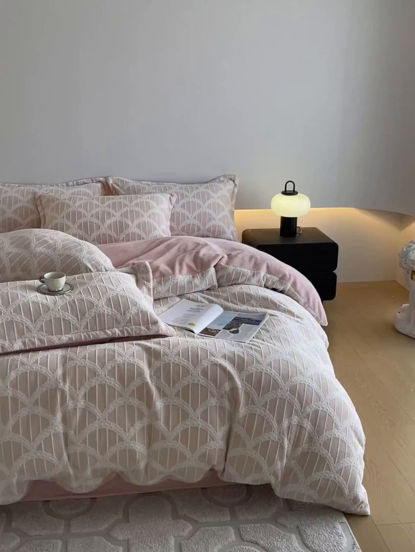 91家纺网 家纺一手货源 找家纺 居易简 2025新款A类高克重牛奶绒立体浮雕四件套 橘暖