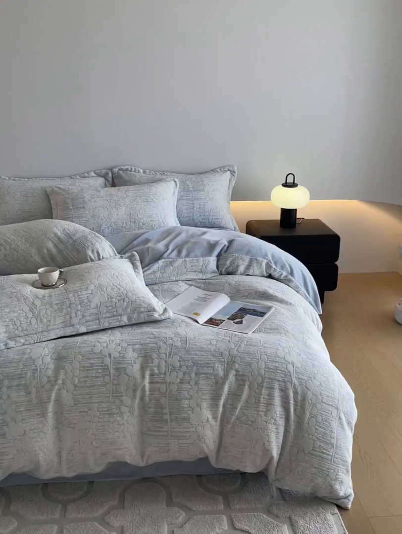 91家纺网 家纺一手货源 找家纺 居易简 2025新款A类高克重牛奶绒立体浮雕四件套 豆蔻