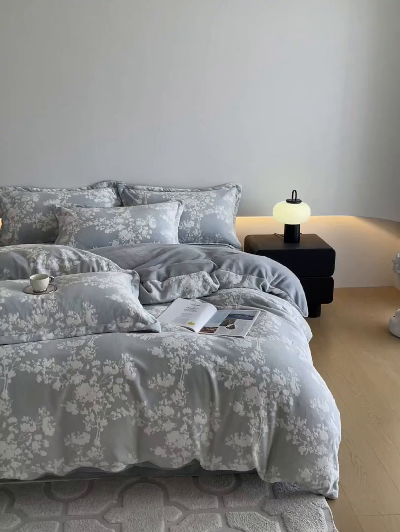 91家纺网 家纺一手货源 找家纺 居易简 2025新款A类高克重牛奶绒立体浮雕四件套 画意枝头