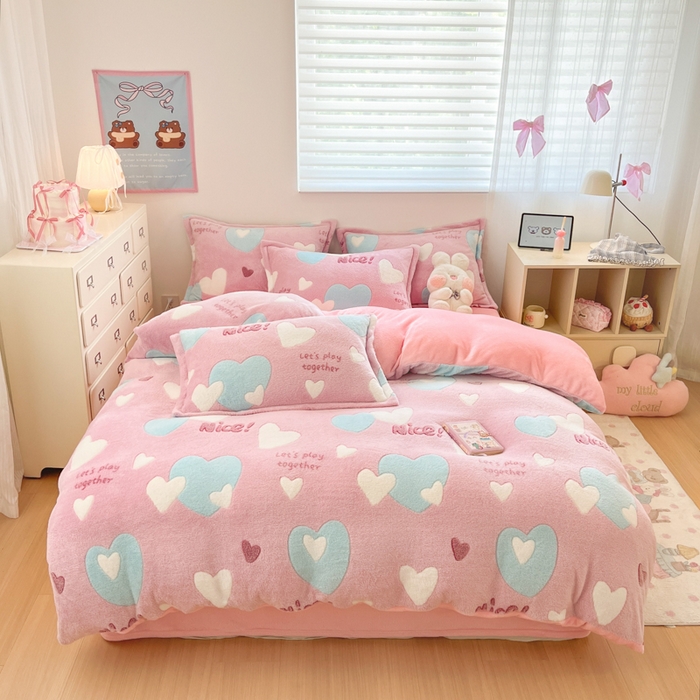 91家纺网 家纺一手货源 找家纺 川悦生活 2025新款立体雪花绒印花大床四件套系列二场景一 心心物语