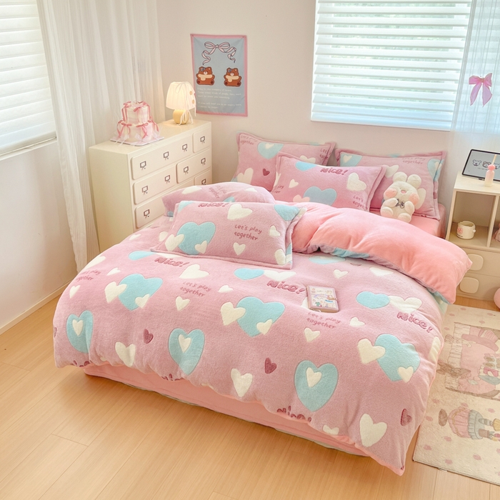 91家纺网 家纺一手货源 找家纺 川悦生活 2025新款立体雪花绒印花大床四件套系列二场景一 心心物语