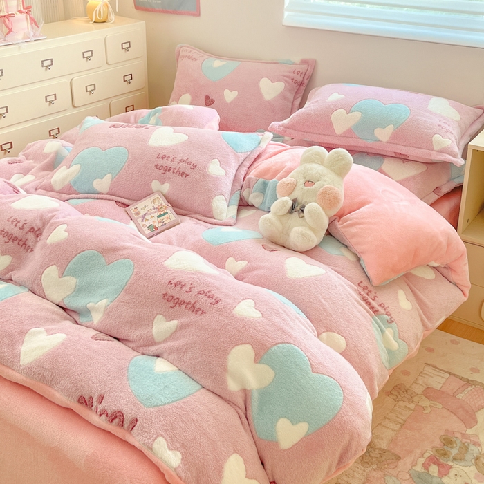 91家纺网 家纺一手货源 找家纺 川悦生活 2025新款立体雪花绒印花大床四件套系列二场景一 心心物语