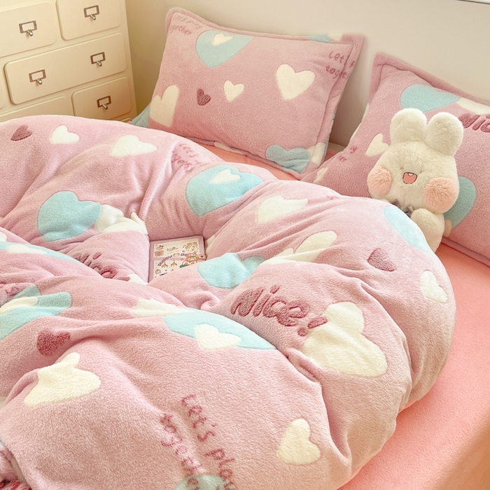 91家纺网 家纺一手货源 找家纺 川悦生活 2025新款立体雪花绒印花大床四件套系列二场景一 心心物语