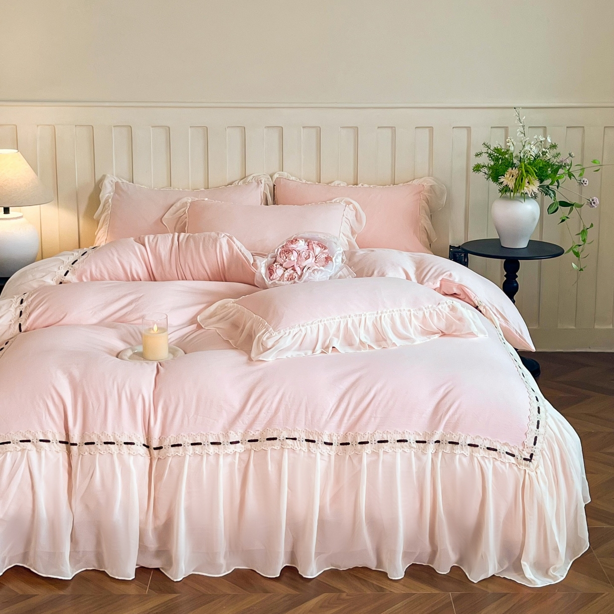 91家纺网 家纺一手货源 找家纺 庭笙 2025新款法式仙女蕾丝裙边梦幻纱四件套-赫拉花园 浅粉