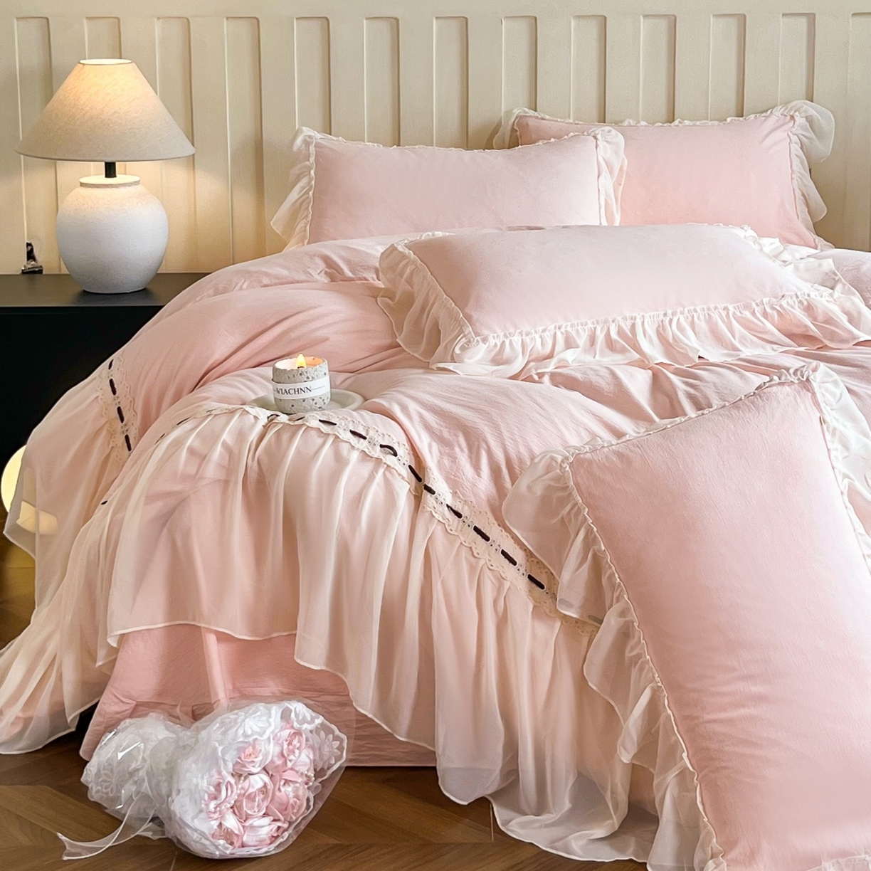 91家纺网 家纺一手货源 找家纺 庭笙 2025新款法式仙女蕾丝裙边梦幻纱四件套-赫拉花园 浅粉