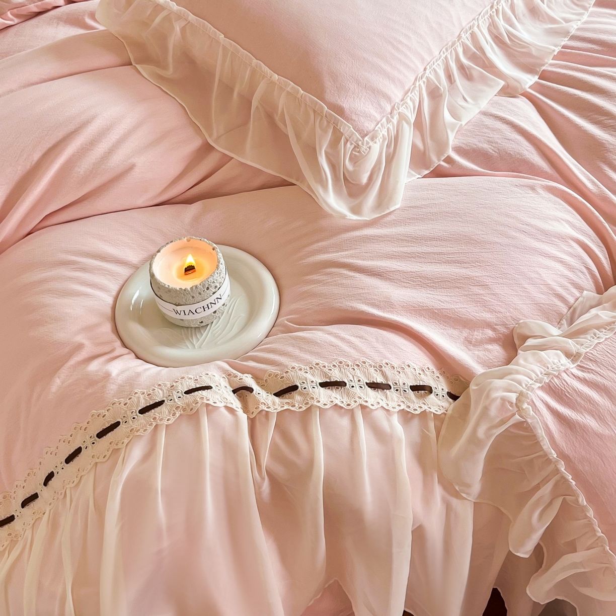 91家纺网 家纺一手货源 找家纺 庭笙 2025新款法式仙女蕾丝裙边梦幻纱四件套-赫拉花园 浅粉