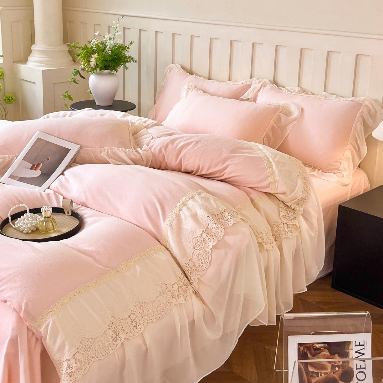 91家纺网 家纺一手货源 找家纺 庭笙 2025新款法式刺绣花边双层蕾丝裙边梦幻纱四件套-漫调小城 浅粉