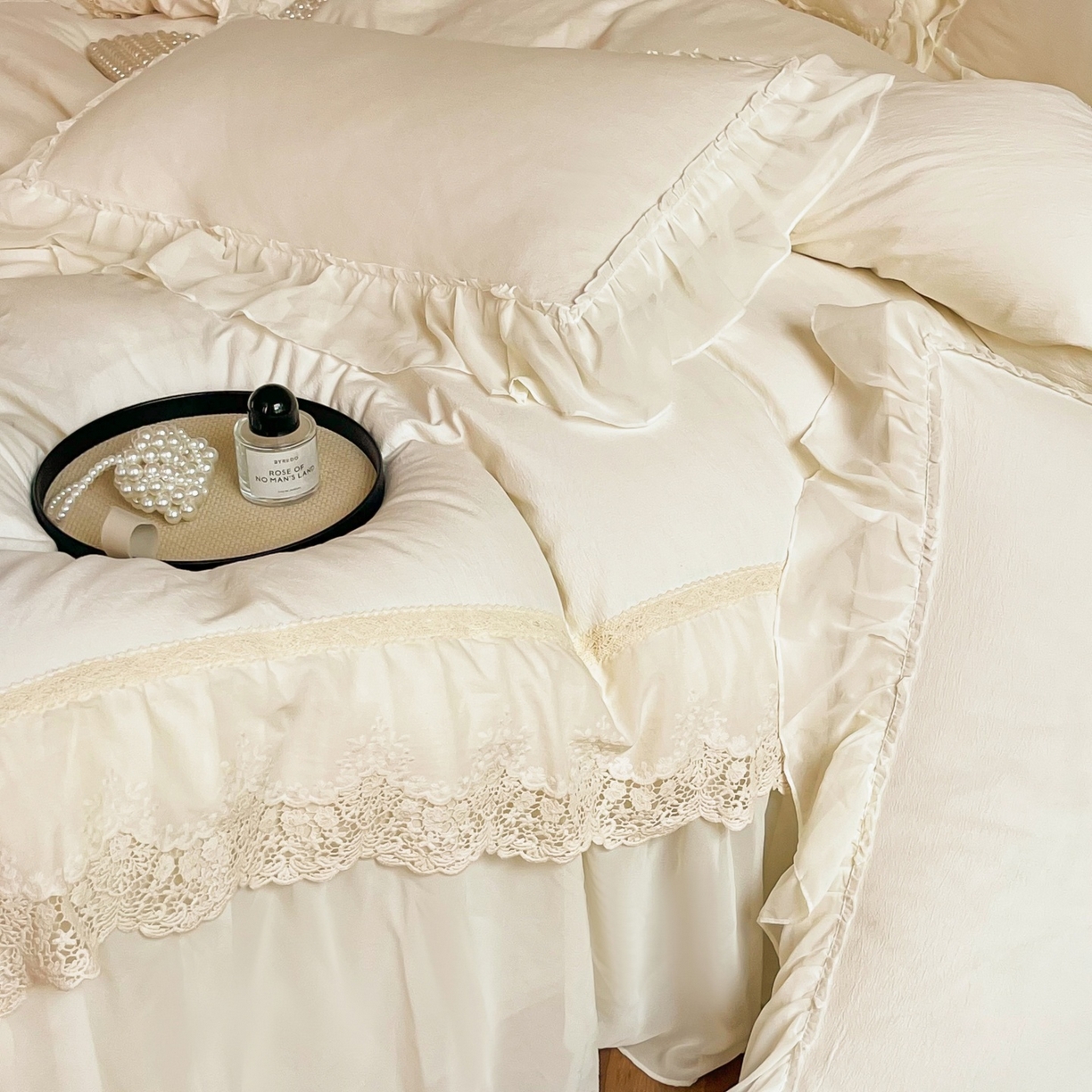 91家纺网 家纺一手货源 找家纺 （总）庭笙 2025新款法式刺绣花边双层蕾丝裙边梦幻纱四件套-漫调小城