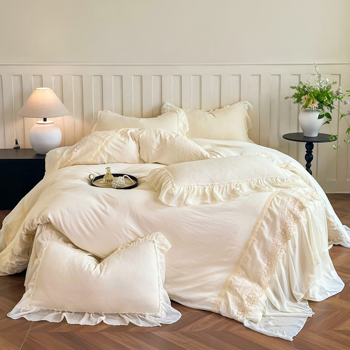 91家纺网 家纺一手货源 找家纺 （总）庭笙 2025新款法式刺绣花边双层蕾丝裙边梦幻纱四件套-漫调小城