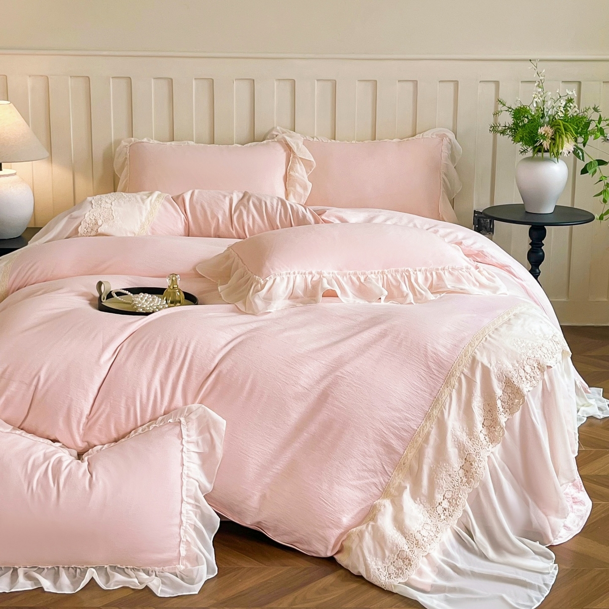 91家纺网 家纺一手货源 找家纺 庭笙 2025新款法式刺绣花边双层蕾丝裙边梦幻纱四件套-漫调小城 浅粉