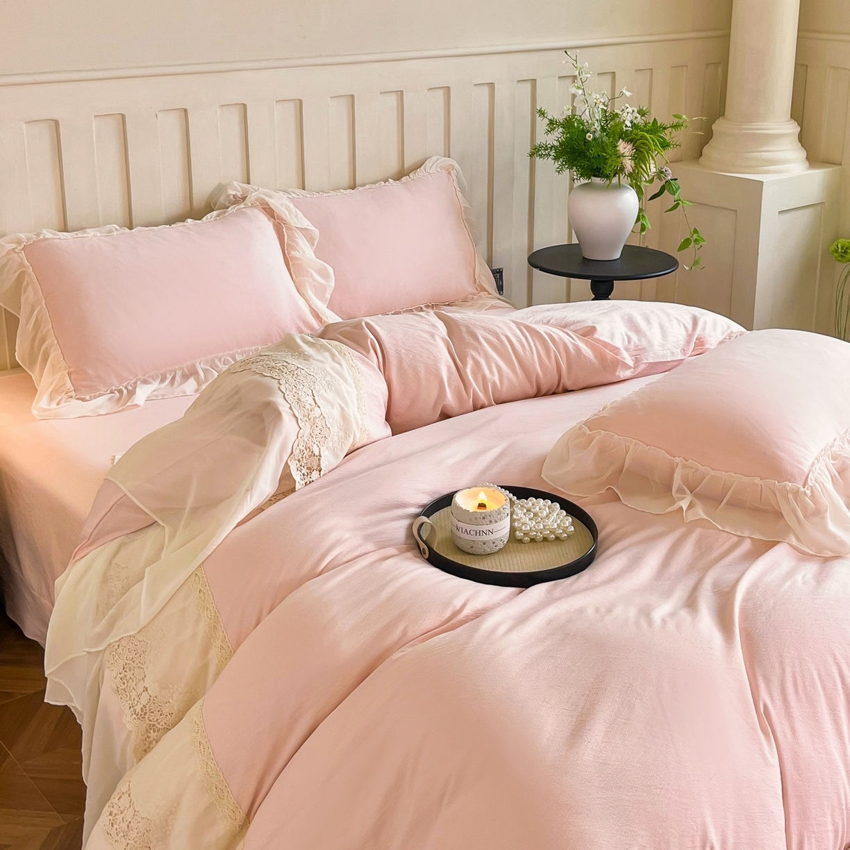 91家纺网 家纺一手货源 找家纺 庭笙 2025新款法式刺绣花边双层蕾丝裙边梦幻纱四件套-漫调小城 浅粉