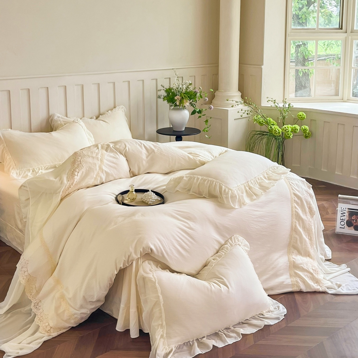 91家纺网 家纺一手货源 找家纺 庭笙 2025新款法式刺绣花边双层蕾丝裙边梦幻纱四件套-漫调小城 米白