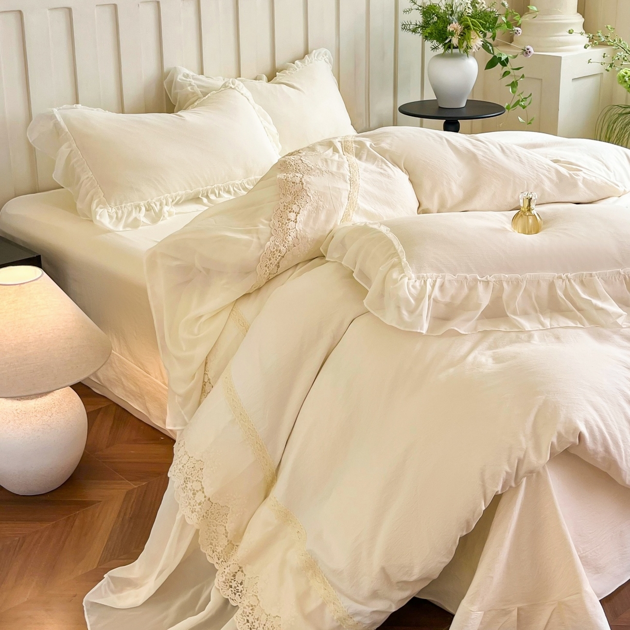 91家纺网 家纺一手货源 找家纺 庭笙 2025新款法式刺绣花边双层蕾丝裙边梦幻纱四件套-漫调小城 米白