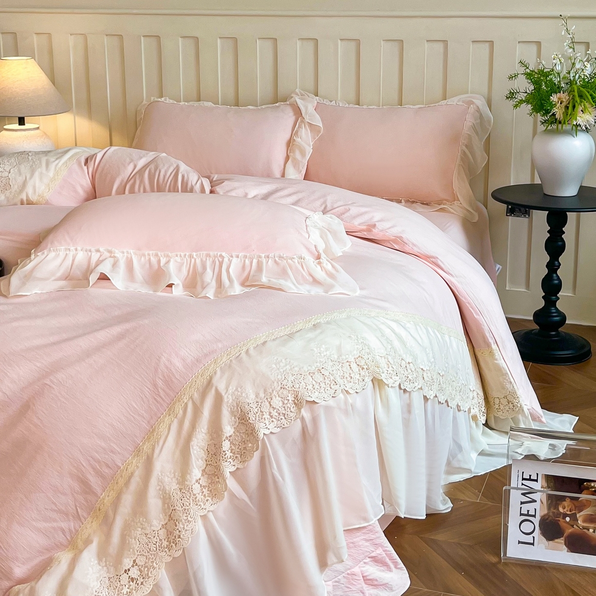 91家纺网 家纺一手货源 找家纺 庭笙 2025新款法式刺绣花边双层蕾丝裙边梦幻纱四件套-漫调小城 浅粉