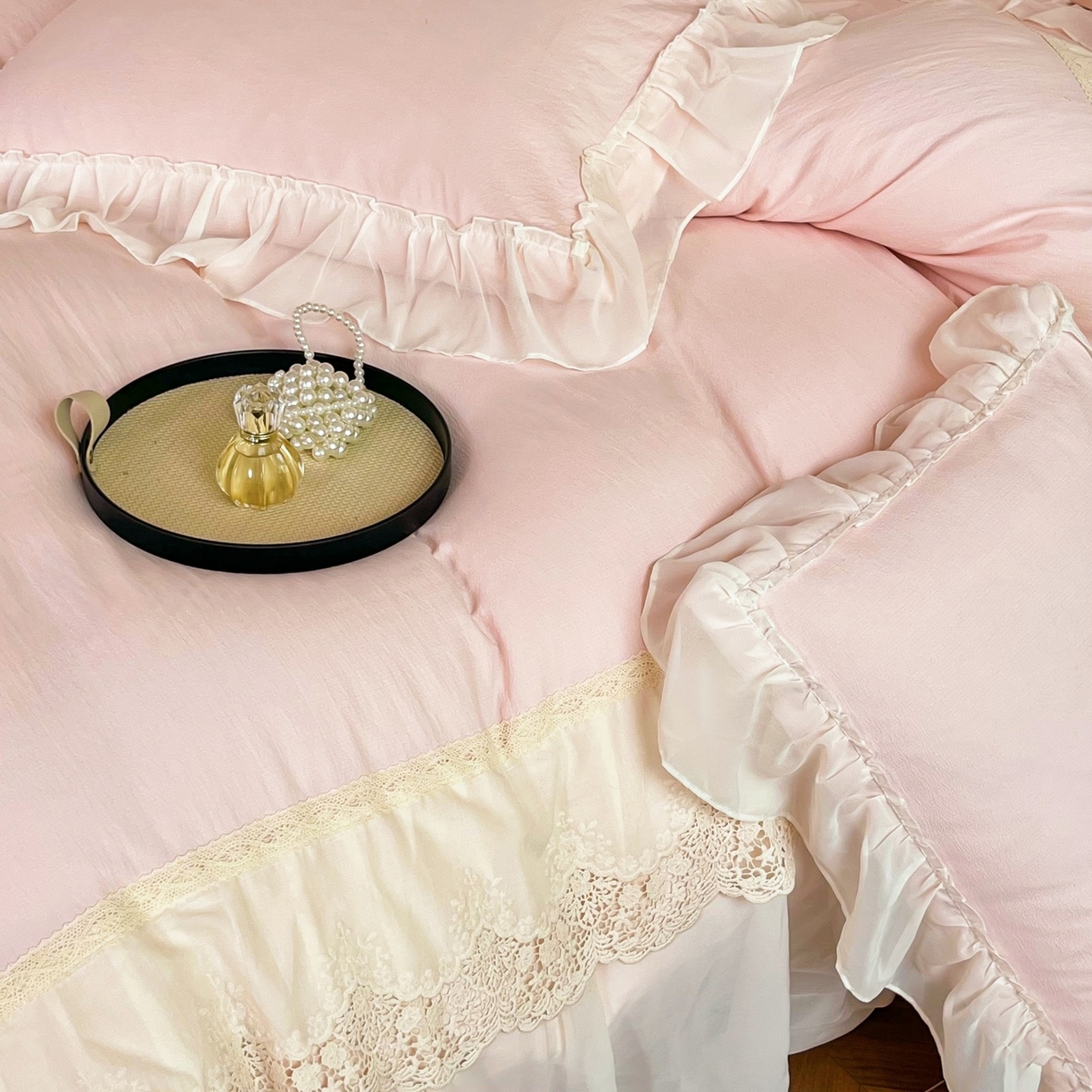 91家纺网 家纺一手货源 找家纺 庭笙 2025新款法式刺绣花边双层蕾丝裙边梦幻纱四件套-漫调小城 浅粉