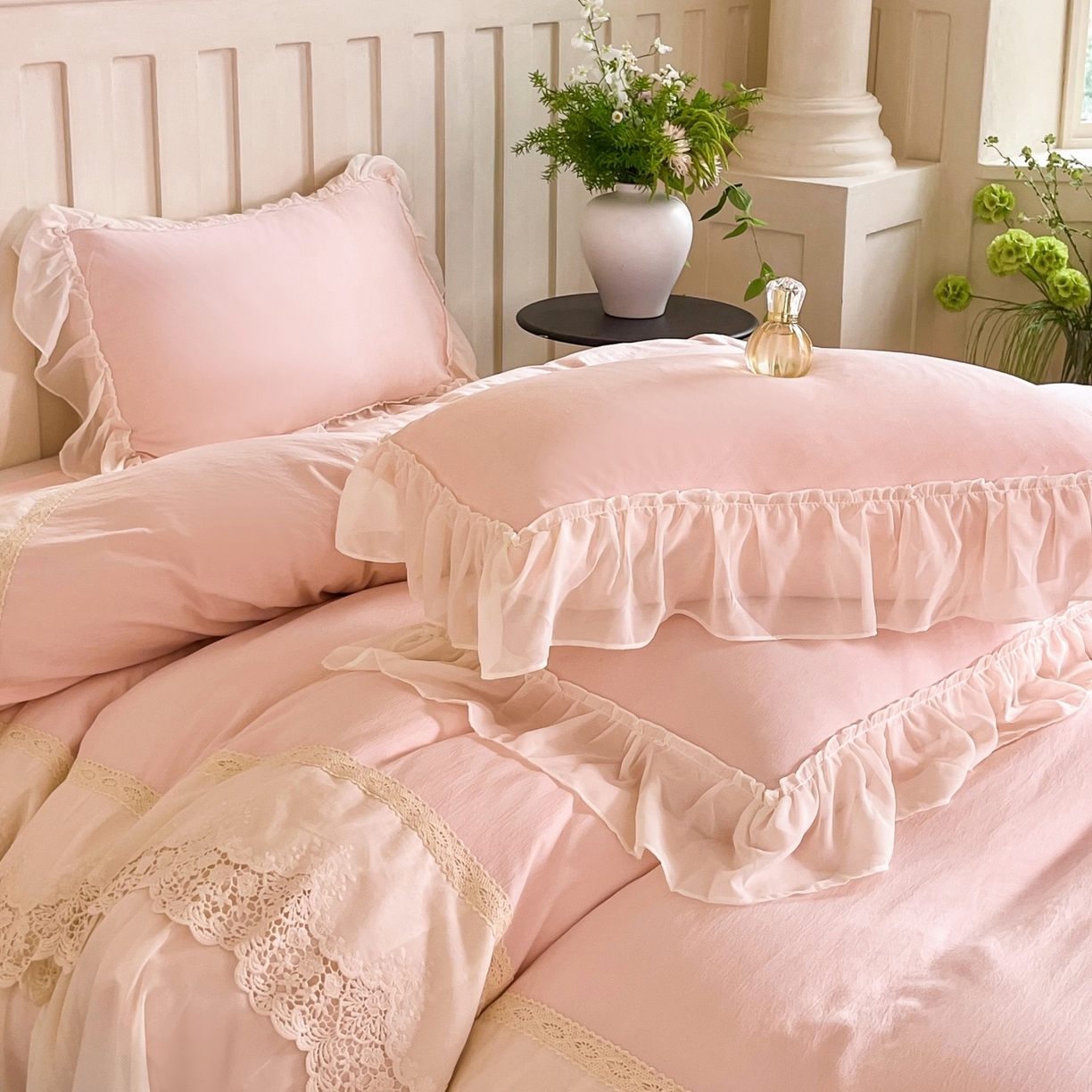 91家纺网 家纺一手货源 找家纺 庭笙 2025新款法式刺绣花边双层蕾丝裙边梦幻纱四件套-漫调小城 浅粉