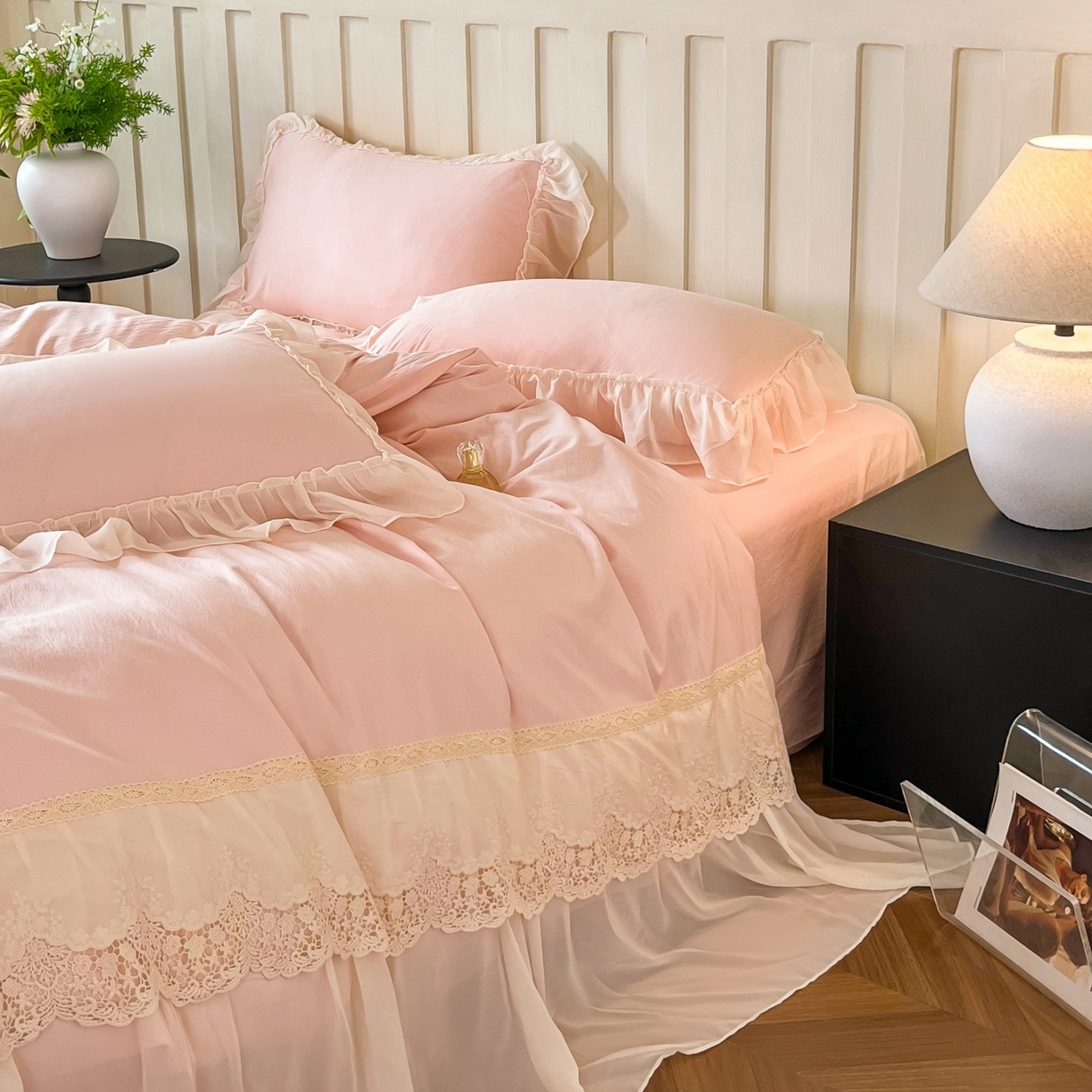 91家纺网 家纺一手货源 找家纺 庭笙 2025新款法式刺绣花边双层蕾丝裙边梦幻纱四件套-漫调小城 浅粉