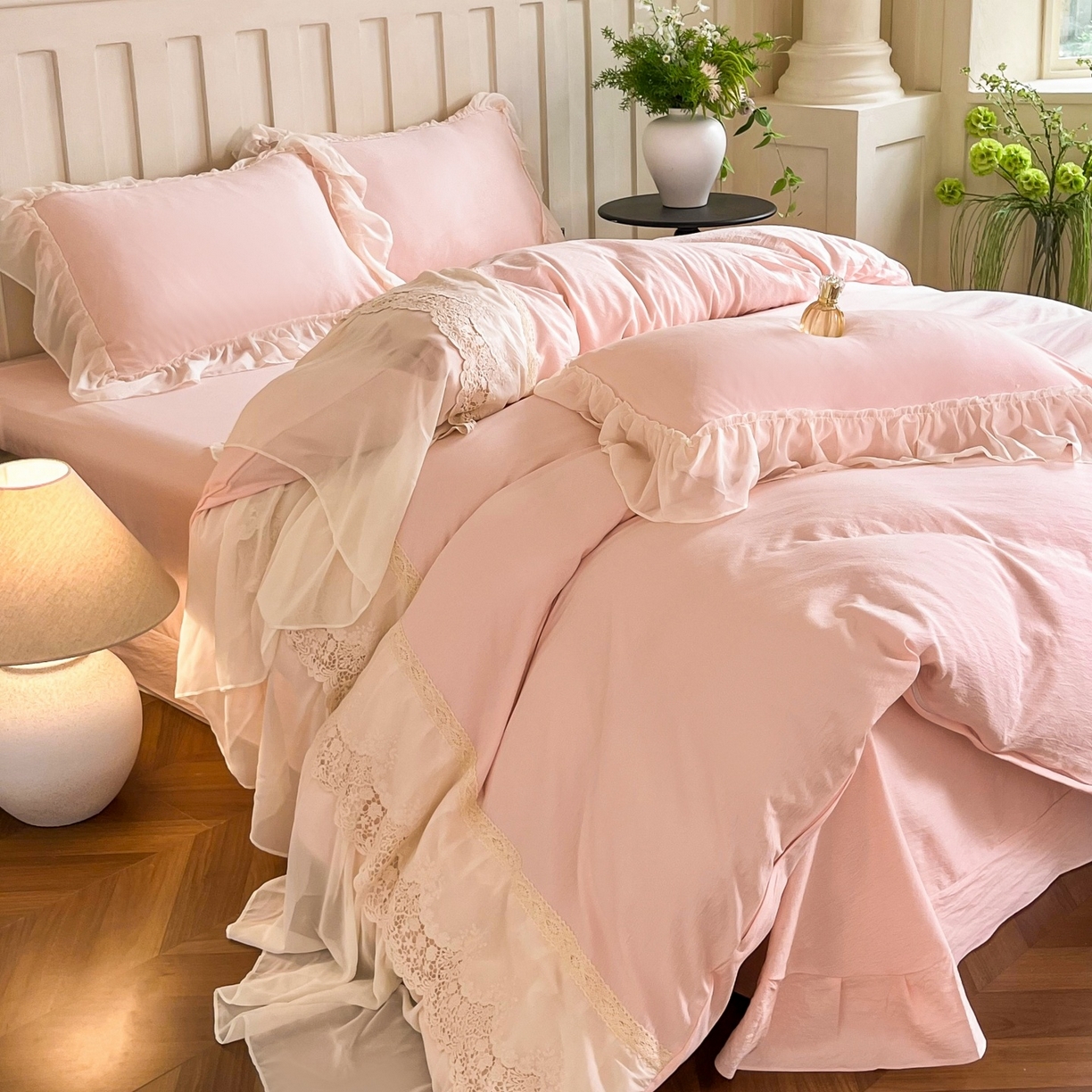 91家纺网 家纺一手货源 找家纺 庭笙 2025新款法式刺绣花边双层蕾丝裙边梦幻纱四件套-漫调小城 浅粉