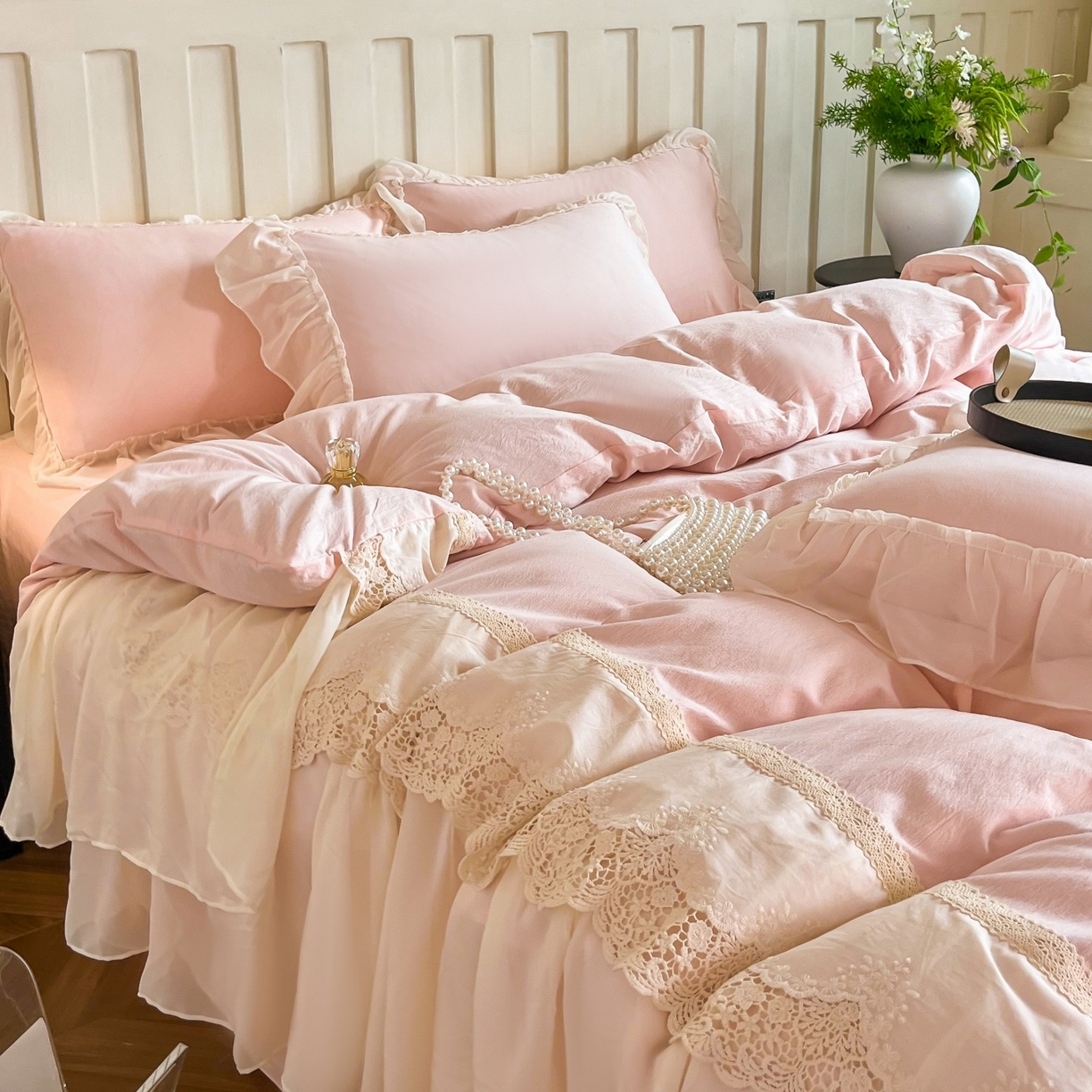 91家纺网 家纺一手货源 找家纺 庭笙 2025新款法式刺绣花边双层蕾丝裙边梦幻纱四件套-漫调小城 浅粉