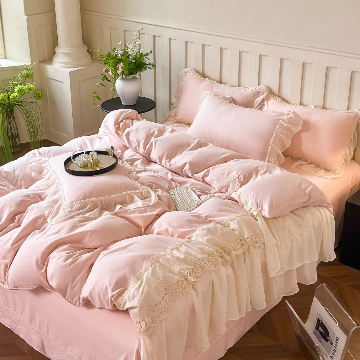 91家纺网 家纺一手货源 找家纺 庭笙 2025新款法式刺绣花边双层蕾丝裙边梦幻纱四件套-漫调小城 浅粉