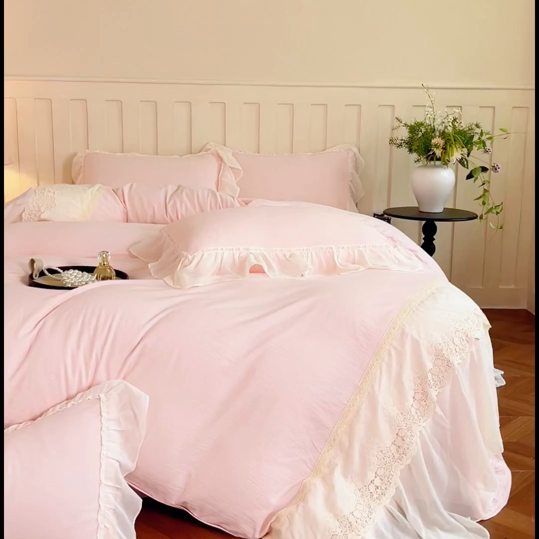 91家纺网 家纺一手货源 找家纺 庭笙 2025新款法式刺绣花边双层蕾丝裙边梦幻纱四件套-漫调小城 浅粉