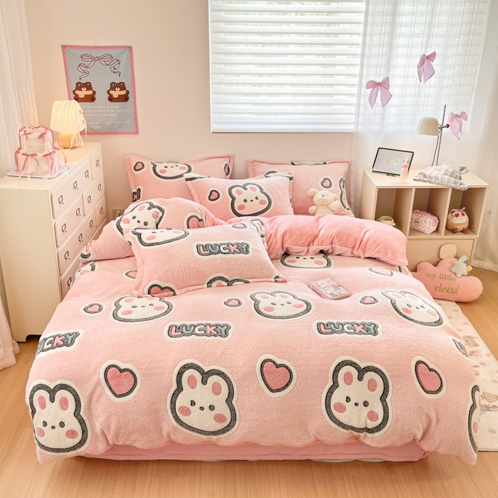 91家纺网 家纺一手货源 找家纺 （总）川悦生活 2025新款立体雪花绒印花大床四件套系列一场景一,爱米兔,冰激凌小熊,波波熊,彩虹爱心粉,彩虹爱心蓝,彩虹爱语粉,彩虹爱语蓝,藏蓝星语,哒哒鸭丫,嘎嘎小熊,花田米兔,花园蝴蝶,橘兔,可爱熊,快乐鸭鸭,蜜语奶兔,奶芙小花,奶咖小熊,奶味云朵,妮娜兔,泡芙小兔,巧克力熊,秋语-红豆,少女小兔,塔丽小熊猫,桃心爱语,甜蜜日常粉,甜系粉熊,甜系龙龙,甜心花田,小狗物语,小熊花园,小雪狗,小郁金,幸福甜兔,熊小巴,樱桃啵啵,郁金奶兔,云朵奶狗,ins樱桃,lucky熊猫