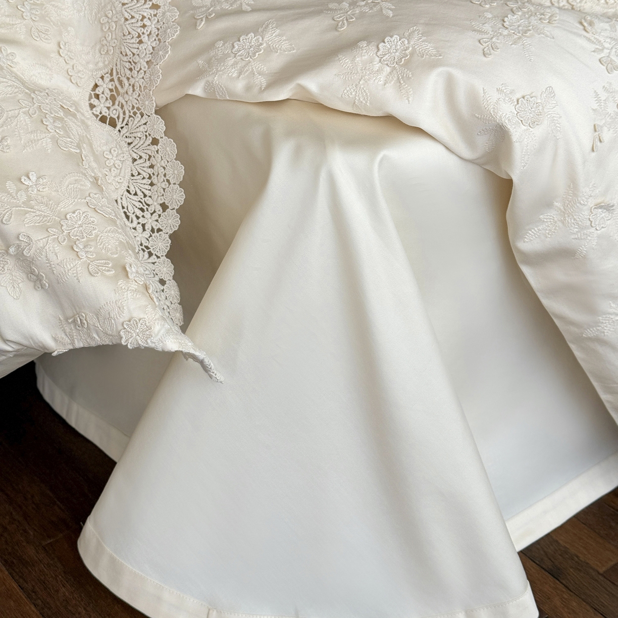 91家纺网 家纺一手货源 找家纺 佳汐蓝家纺 2025新款100支澳棉花边四件套-花拾光 花拾光-白色