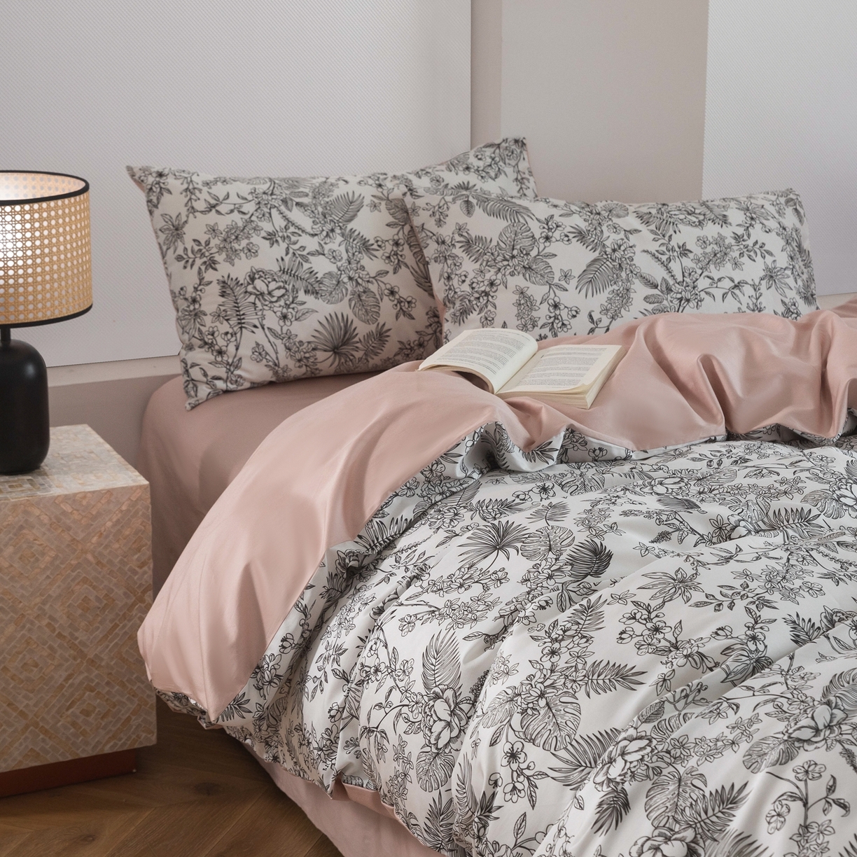 91家纺网 家纺一手货源 找家纺 （总）ONE TWO ONE 1212025新款高支高密长绒棉贡缎精工数码印花-有花赏花（为了各位老板们都有利润空间，平台控价券后不得低于318/338元，感谢您的配合与支持！）