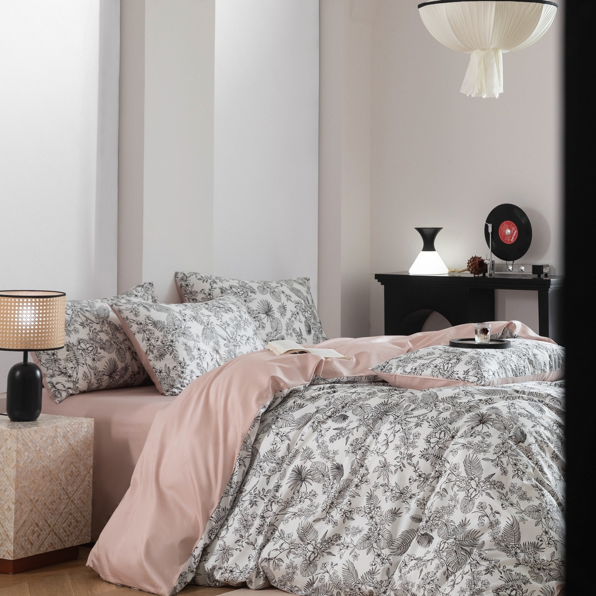 91家纺网 家纺一手货源 找家纺 （总）ONE TWO ONE 1212025新款高支高密长绒棉贡缎精工数码印花-有花赏花（为了各位老板们都有利润空间，平台控价券后不得低于318/338元，感谢您的配合与支持！）