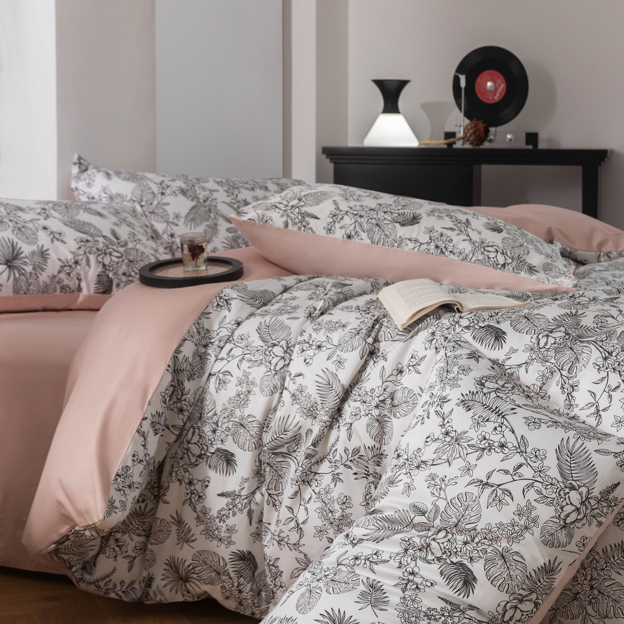 91家纺网 家纺一手货源 找家纺 （总）ONE TWO ONE 1212025新款高支高密长绒棉贡缎精工数码印花-有花赏花（为了各位老板们都有利润空间，平台控价券后不得低于318/338元，感谢您的配合与支持！）