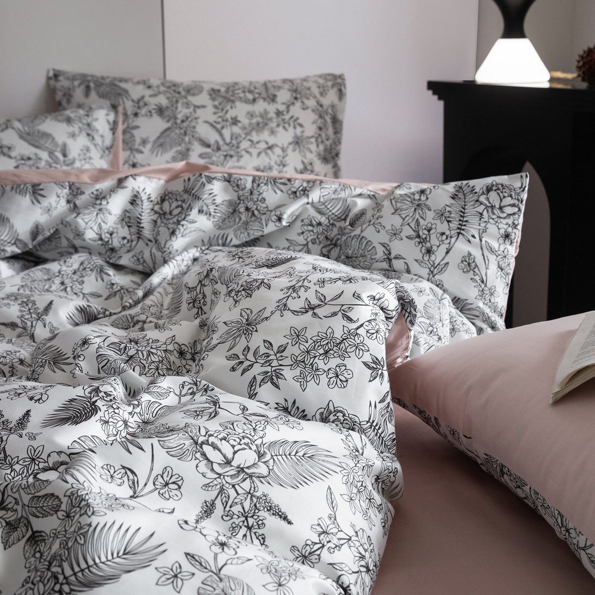 91家纺网 家纺一手货源 找家纺 （总）ONE TWO ONE 1212025新款高支高密长绒棉贡缎精工数码印花-有花赏花（为了各位老板们都有利润空间，平台控价券后不得低于318/338元，感谢您的配合与支持！）