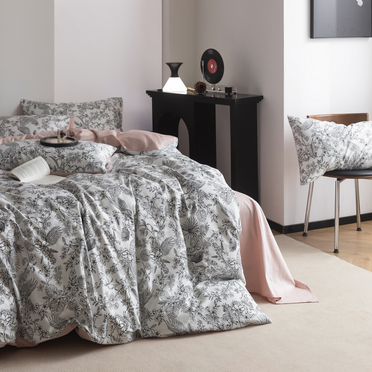 91家纺网 家纺一手货源 找家纺 （总）ONE TWO ONE 1212025新款高支高密长绒棉贡缎精工数码印花-有花赏花（为了各位老板们都有利润空间，平台控价券后不得低于318/338元，感谢您的配合与支持！）