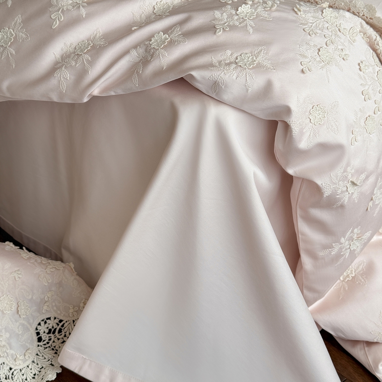 91家纺网 家纺一手货源 找家纺 佳汐蓝家纺 2025新款100支澳棉花边四件套-花拾光 花拾光-粉色