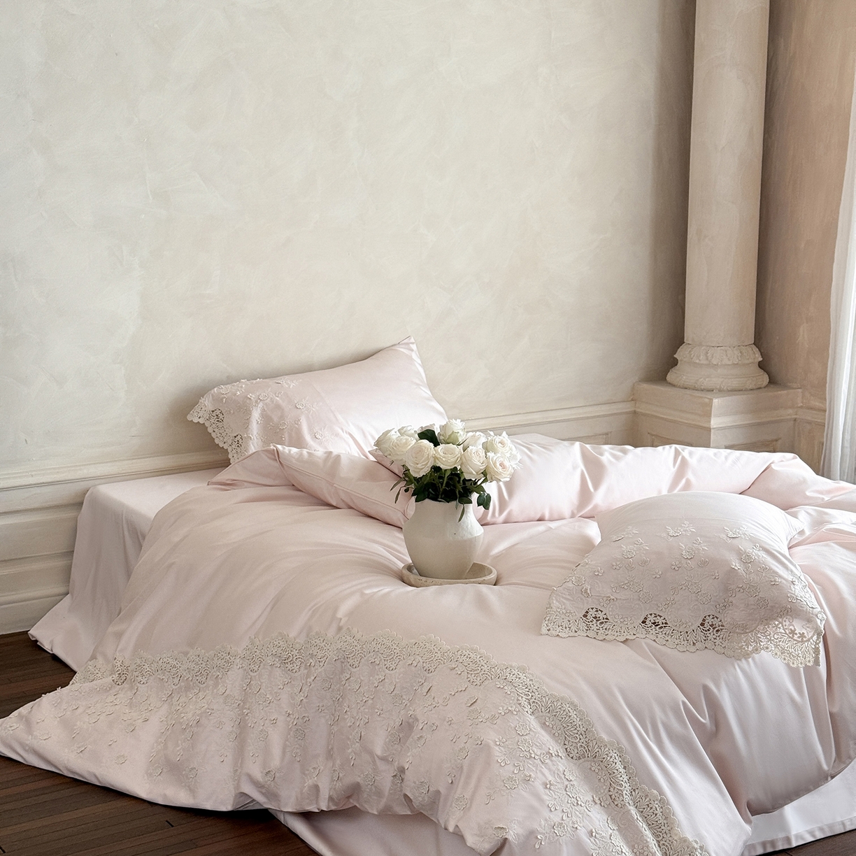 91家纺网 家纺一手货源 找家纺 佳汐蓝家纺 2025新款100支澳棉花边四件套-花拾光 花拾光-粉色