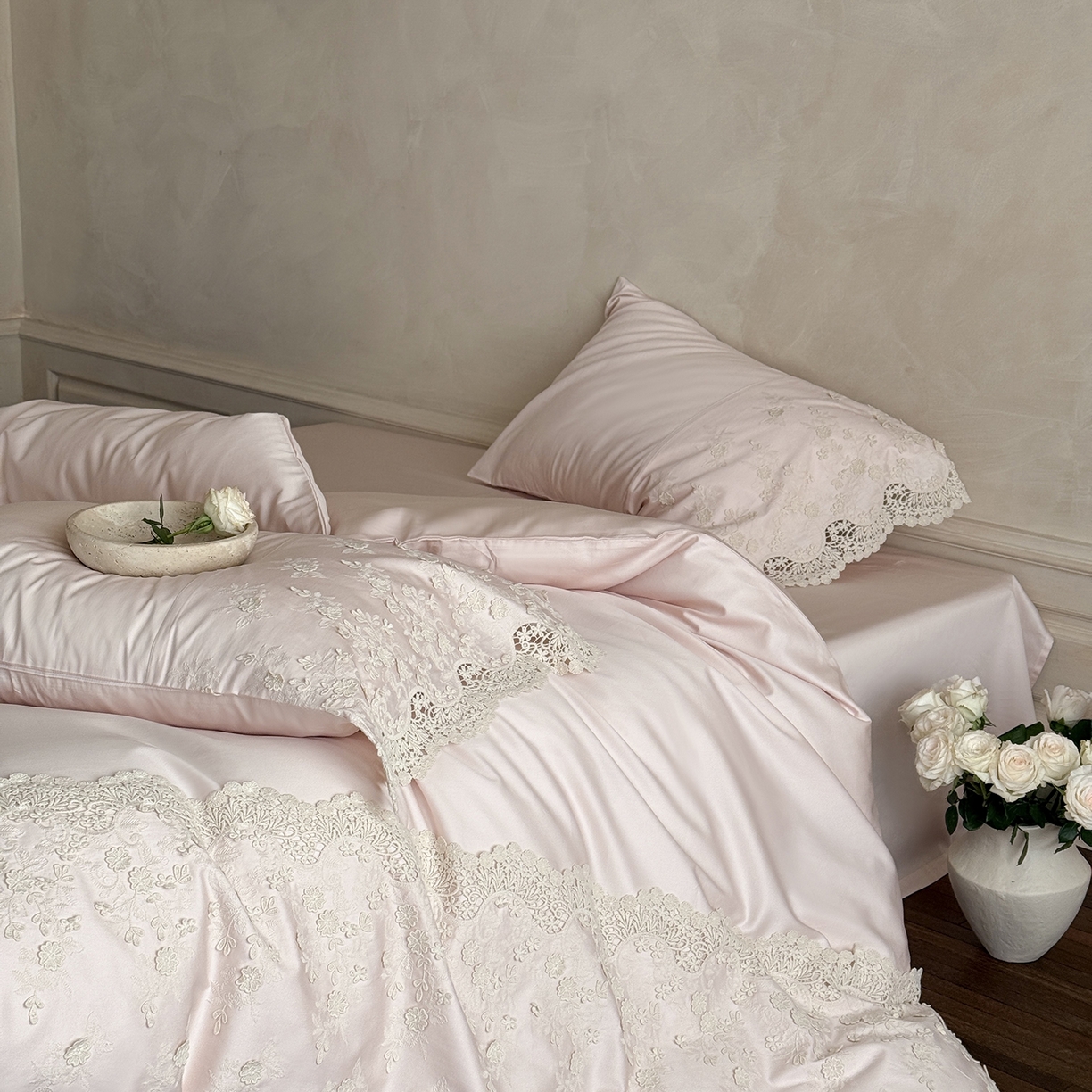 91家纺网 家纺一手货源 找家纺 佳汐蓝家纺 2025新款100支澳棉花边四件套-花拾光 花拾光-粉色