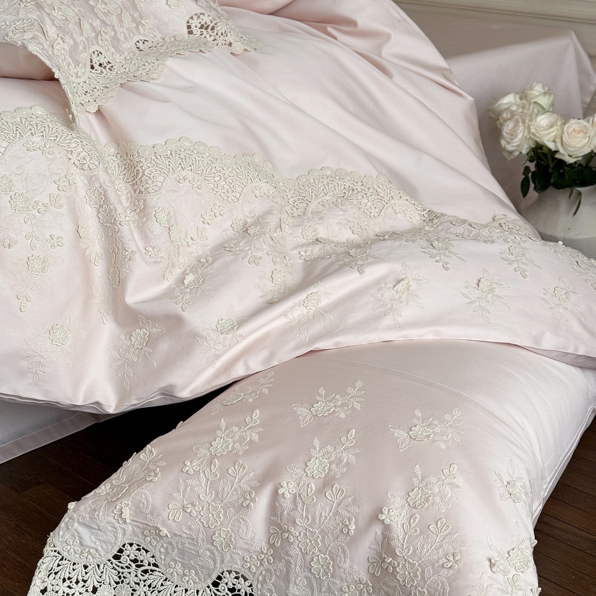 91家纺网 家纺一手货源 找家纺 佳汐蓝家纺 2025新款100支澳棉花边四件套-花拾光 花拾光-粉色