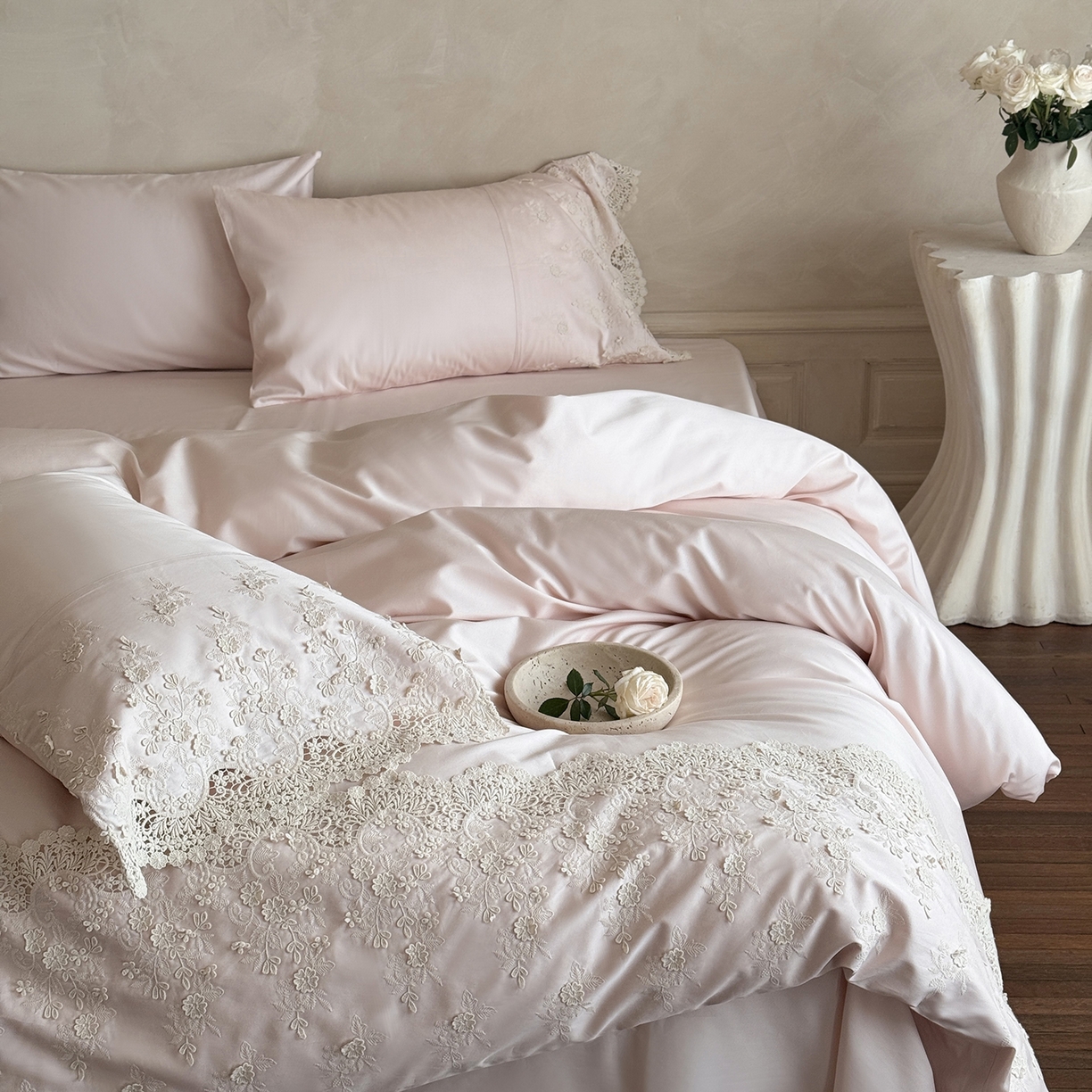 91家纺网 家纺一手货源 找家纺 佳汐蓝家纺 2025新款100支澳棉花边四件套-花拾光 花拾光-粉色