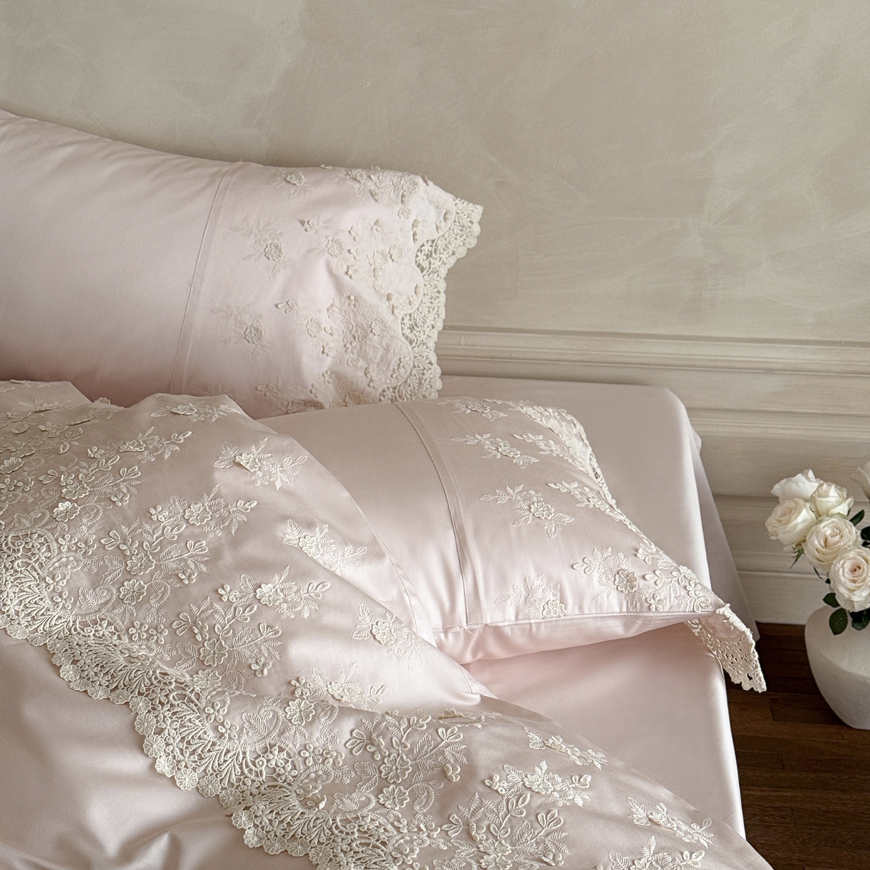 91家纺网 家纺一手货源 找家纺 佳汐蓝家纺 2025新款100支澳棉花边四件套-花拾光 花拾光-粉色