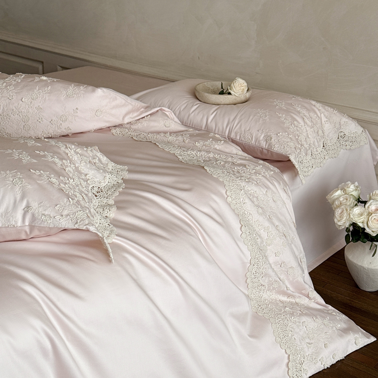 91家纺网 家纺一手货源 找家纺 佳汐蓝家纺 2025新款100支澳棉花边四件套-花拾光 花拾光-粉色