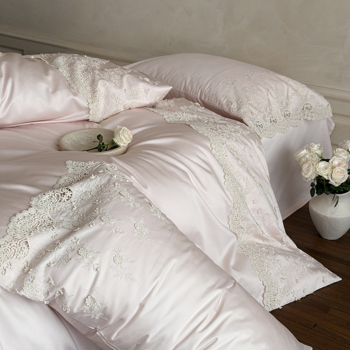 91家纺网 家纺一手货源 找家纺 佳汐蓝家纺 2025新款100支澳棉花边四件套-花拾光 花拾光-粉色